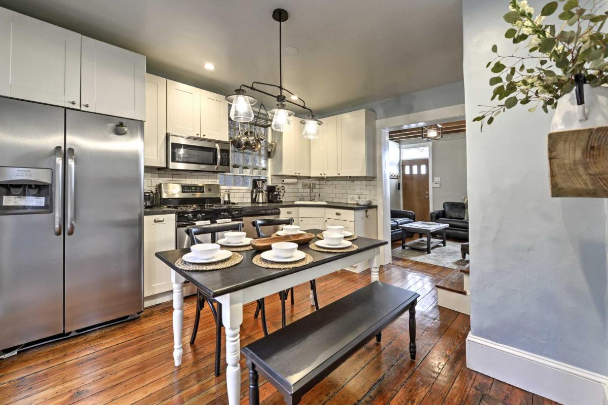 Trinity Home in Center City with Free Parking! - Housity