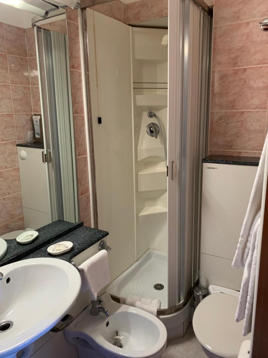 Cristall Hotel - Housity