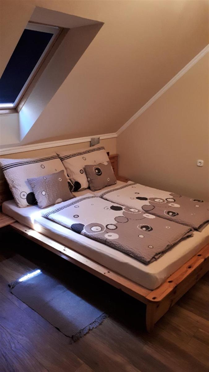 Nefelejcs Fagyizó és Apartmanház - Housity