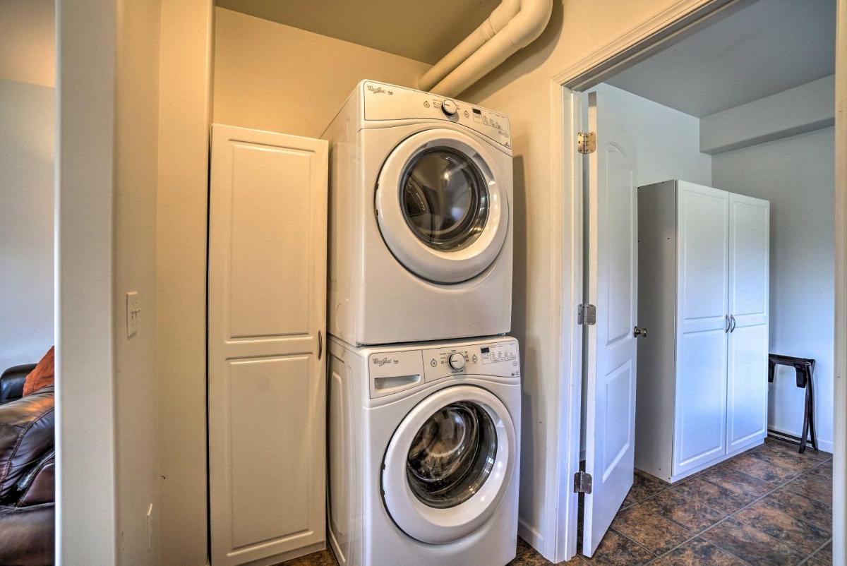 Family Retreat about 8 Mi to Downtown and Bishops Beach! - Housity