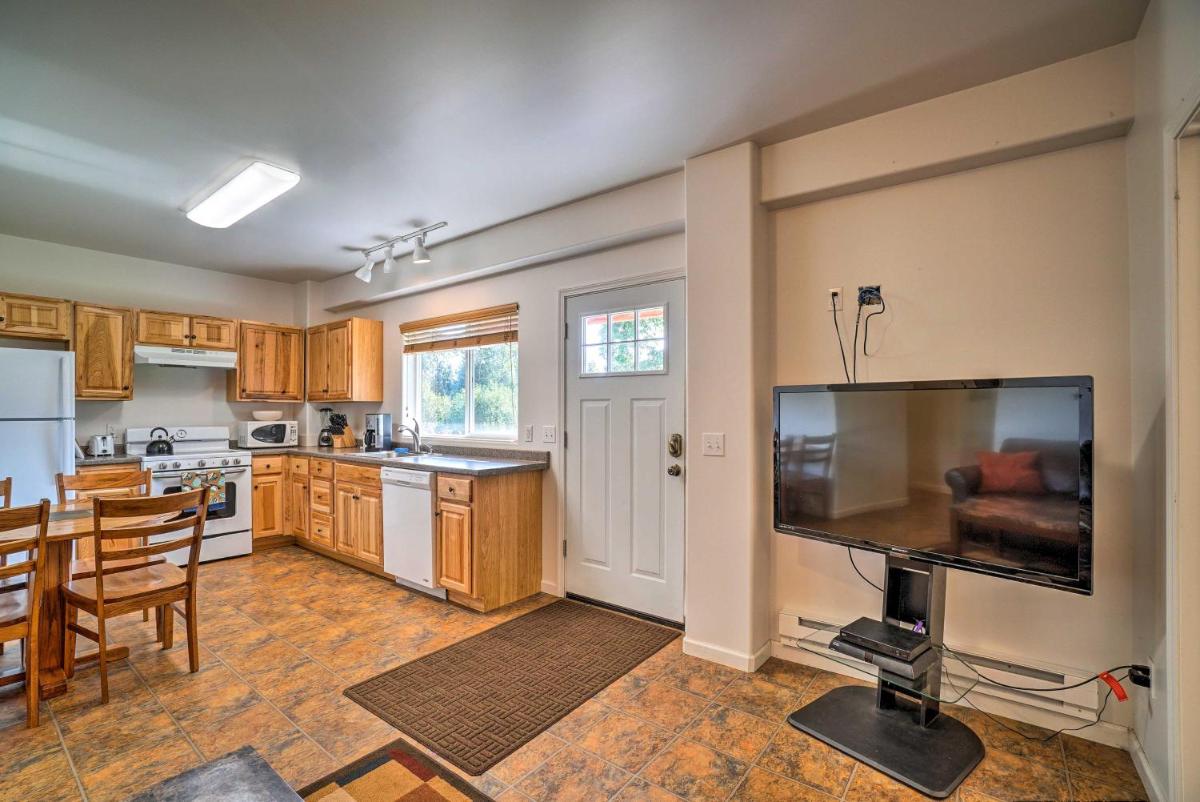 Family Retreat about 8 Mi to Downtown and Bishops Beach! - Housity