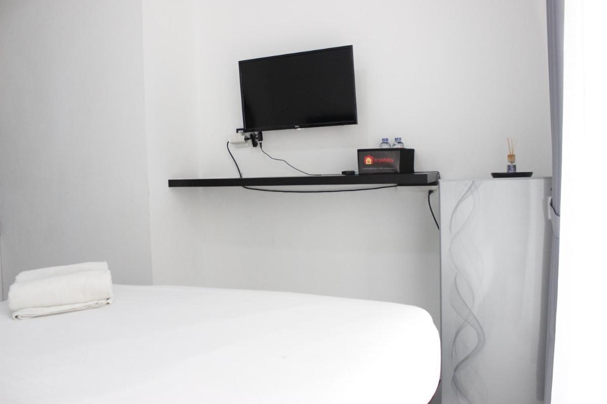 Monochrome Style Studio Room @Grand Asia Afrika Apartment By Travelio - Housity