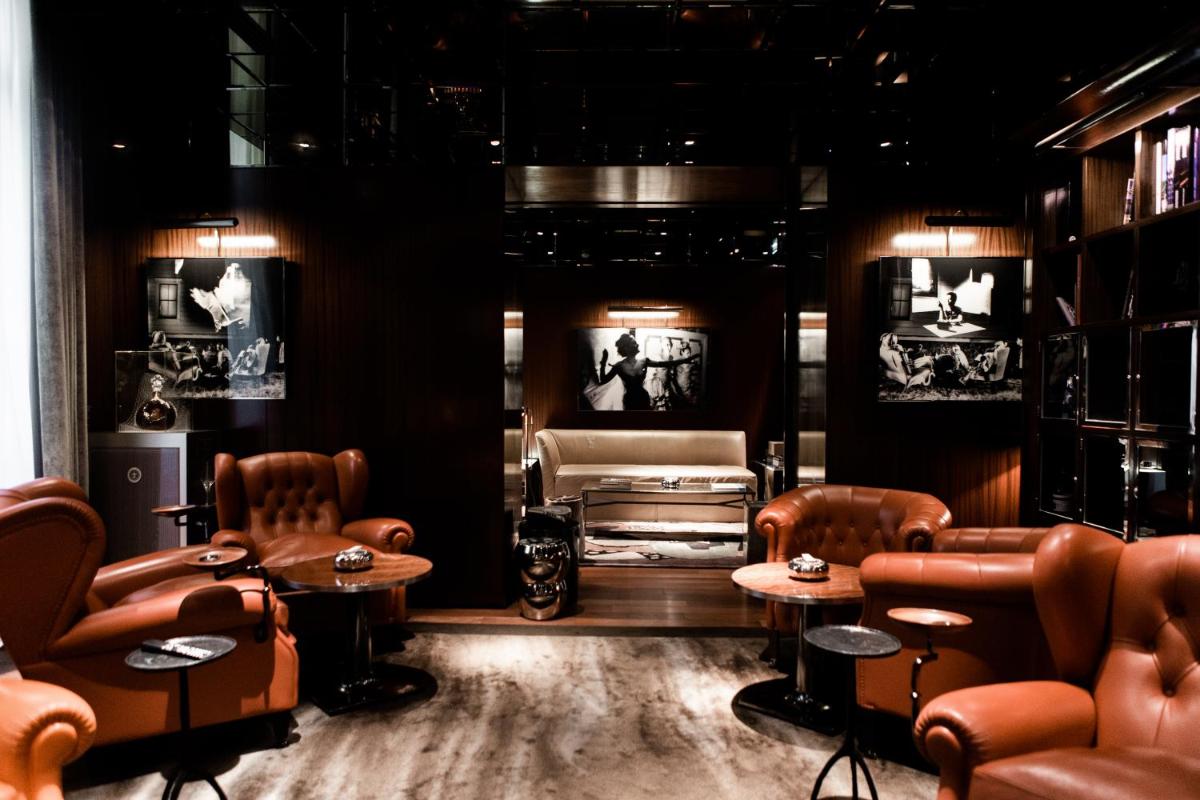 Coin salon dans l'établissement Hôtel Le Royal Monceau Raffles Paris