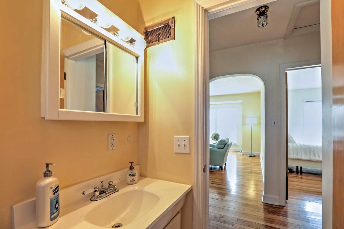 Williams Bay Retreat Walk to Lake Geneva and Town! - Housity