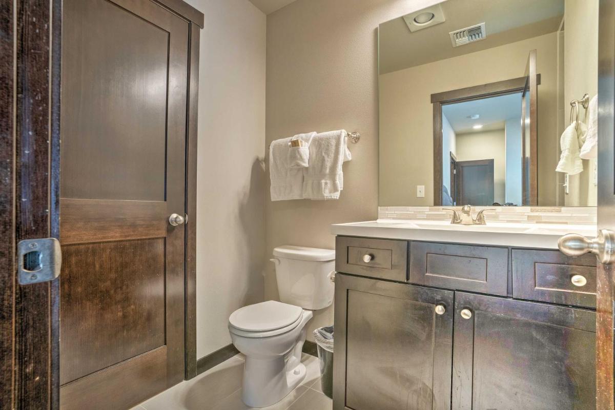 Modern Manson Condo with Pool and Lake Chelan Views! - Housity