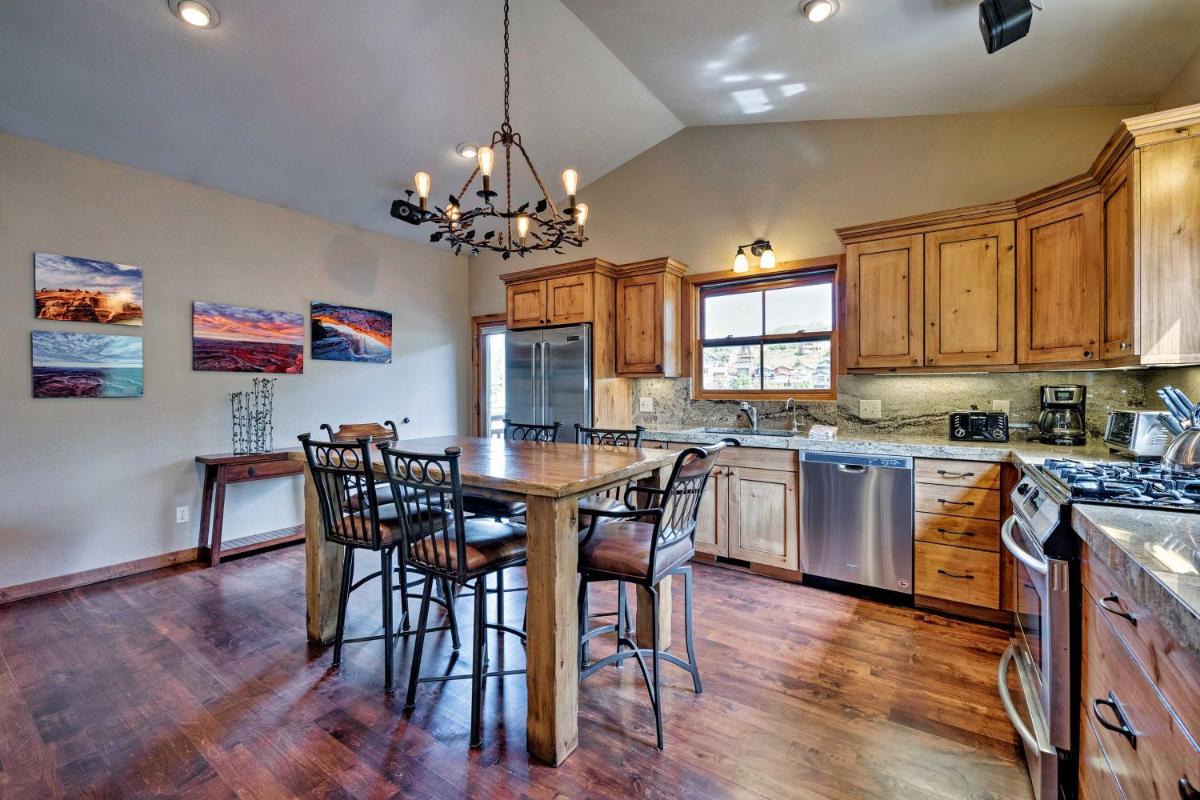 Suitetrails - Quiet Park City Home with Hot Tub - Walk to Main St!
