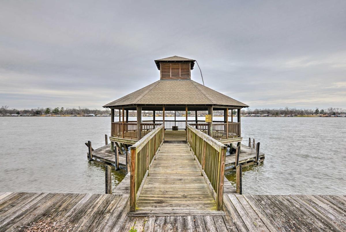 Baton Rouge Area House with Balcony and Pier Access! - Housity