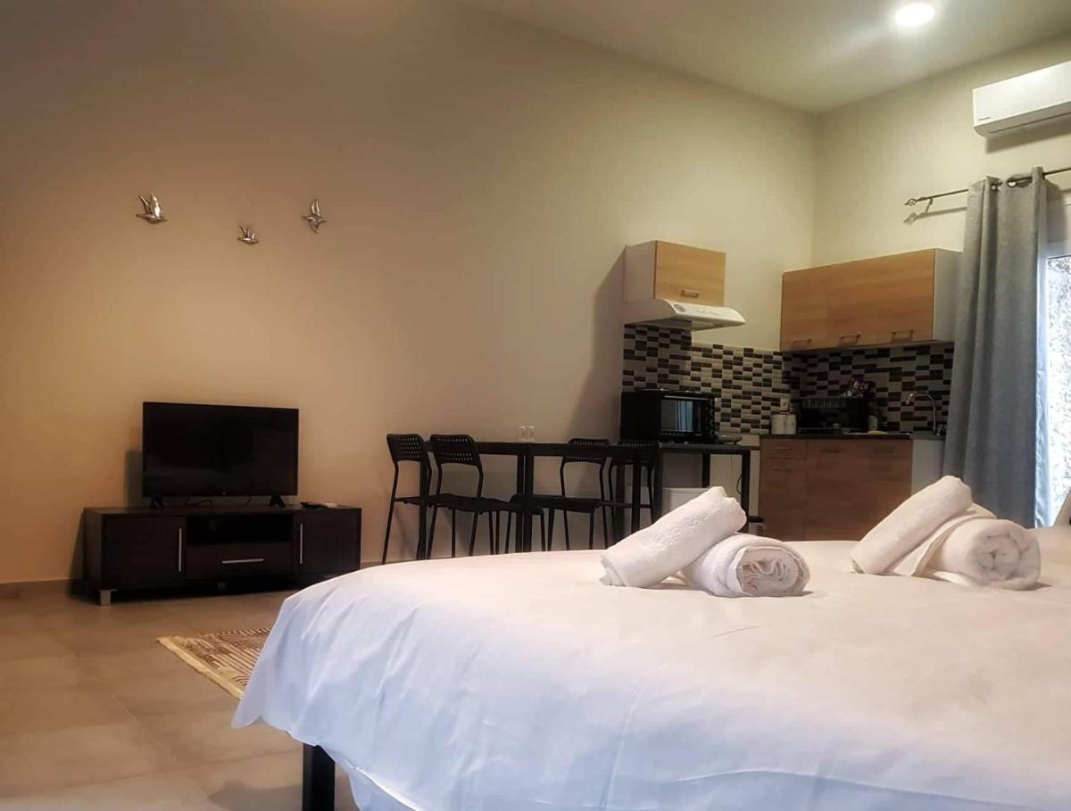 Meteora House- Cozy Living - Housity