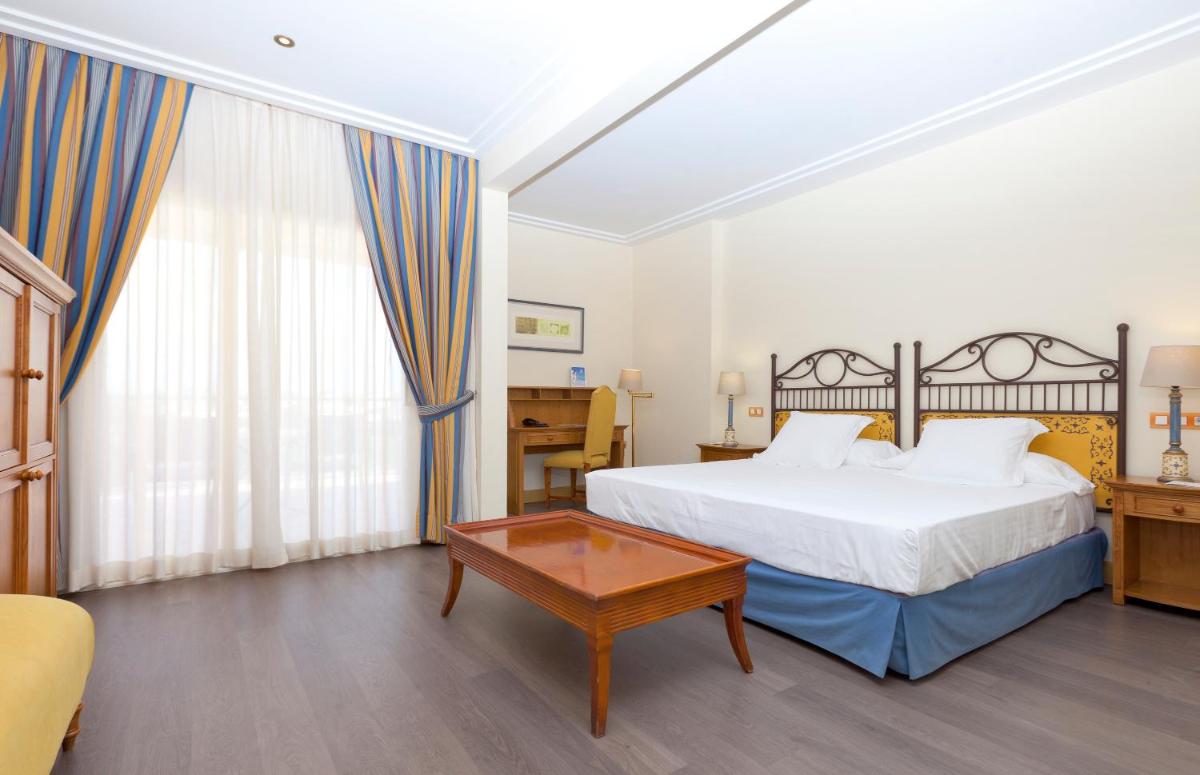 Cama o camas de una habitación en Hotel Alicante Golf