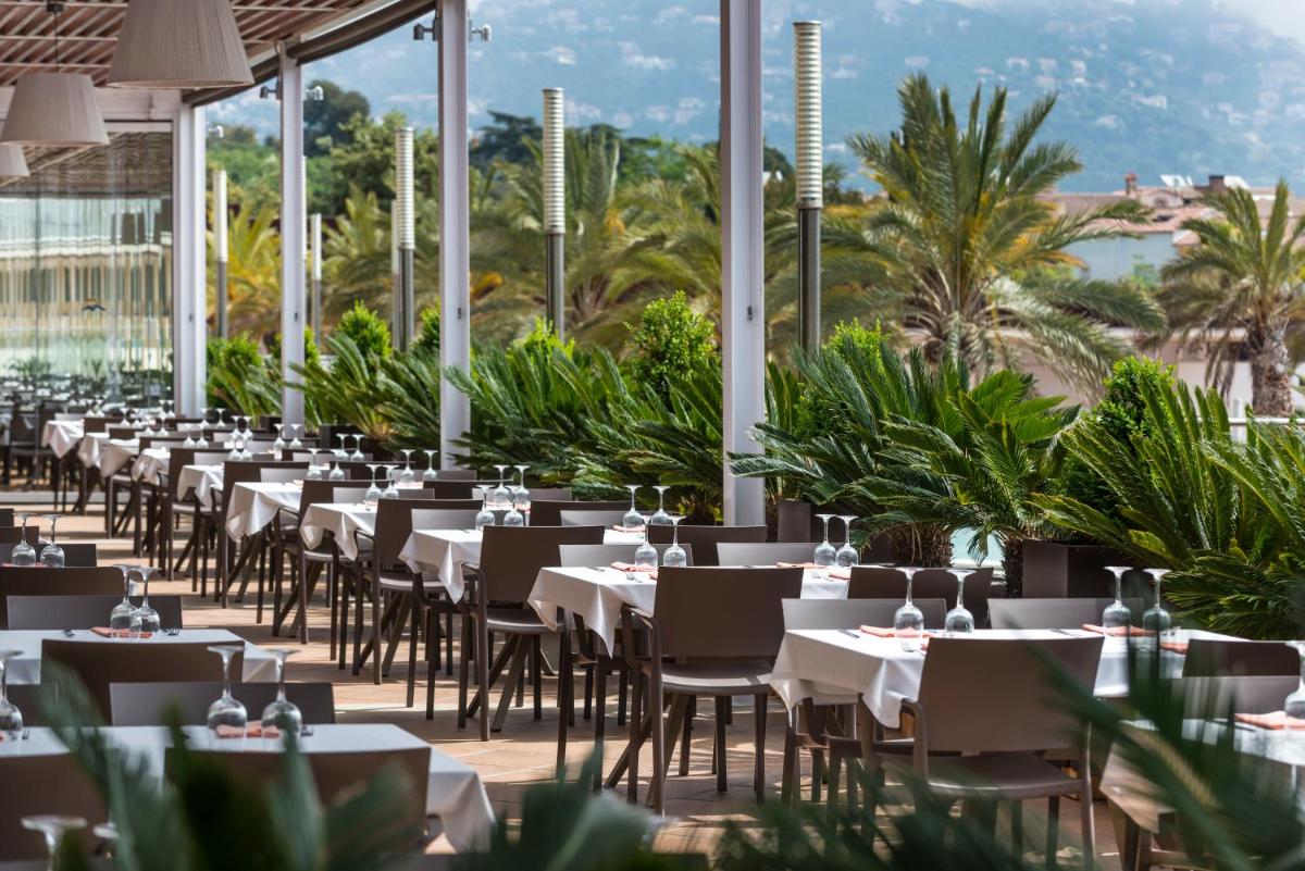 Un restaurante o sitio para comer en Aparthotel Costa Encantada
