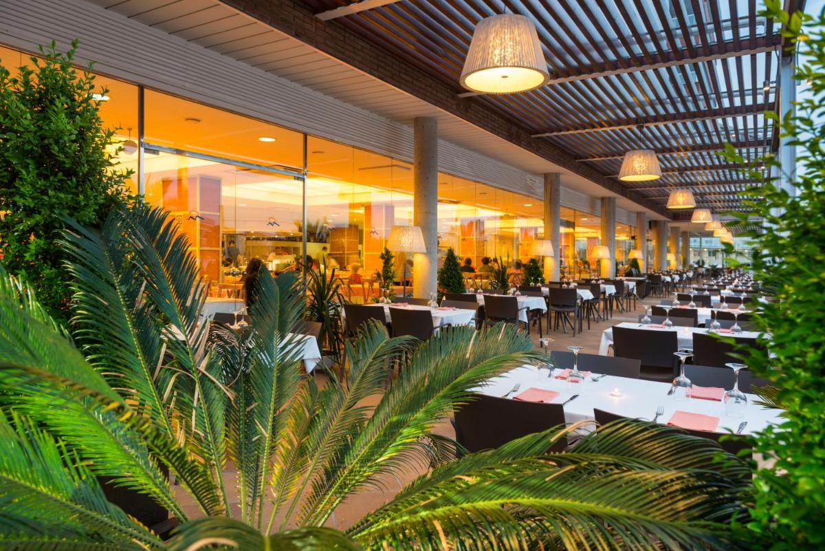 Un restaurante o sitio para comer en Aparthotel Costa Encantada