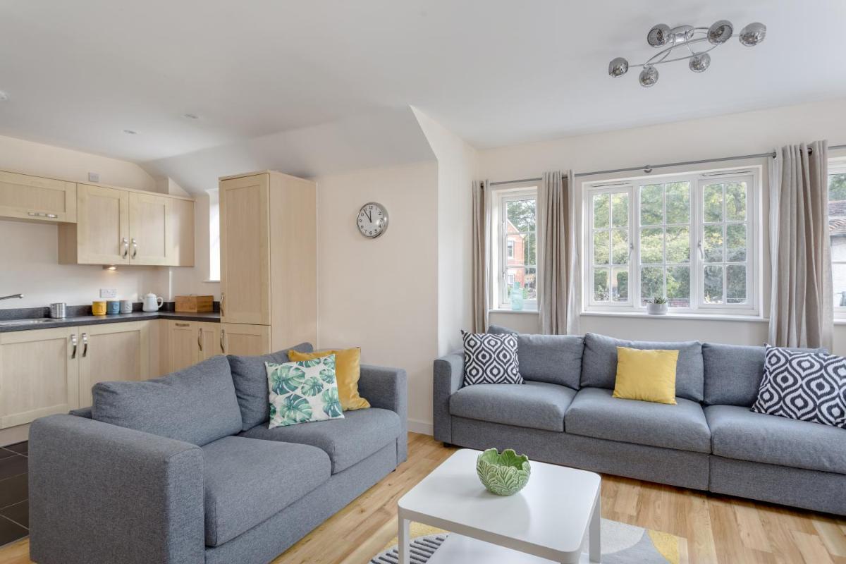 Luxury Hitchin Apartment, Great Town Centre Location - With Parking - Housity