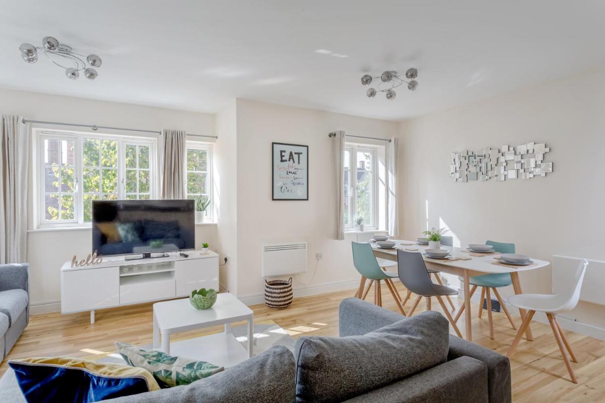 Luxury Hitchin Apartment, Great Town Centre Location - With Parking - Housity