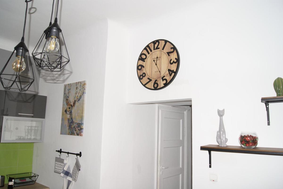 Under Castle Apartment - Housity