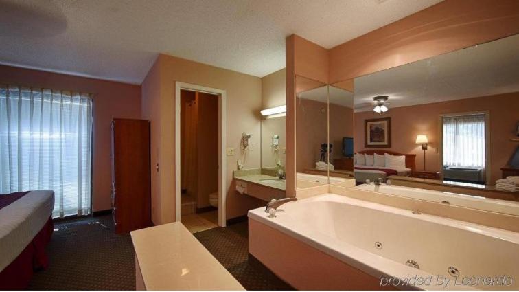 The Parkwood Inn & Suites - Housity