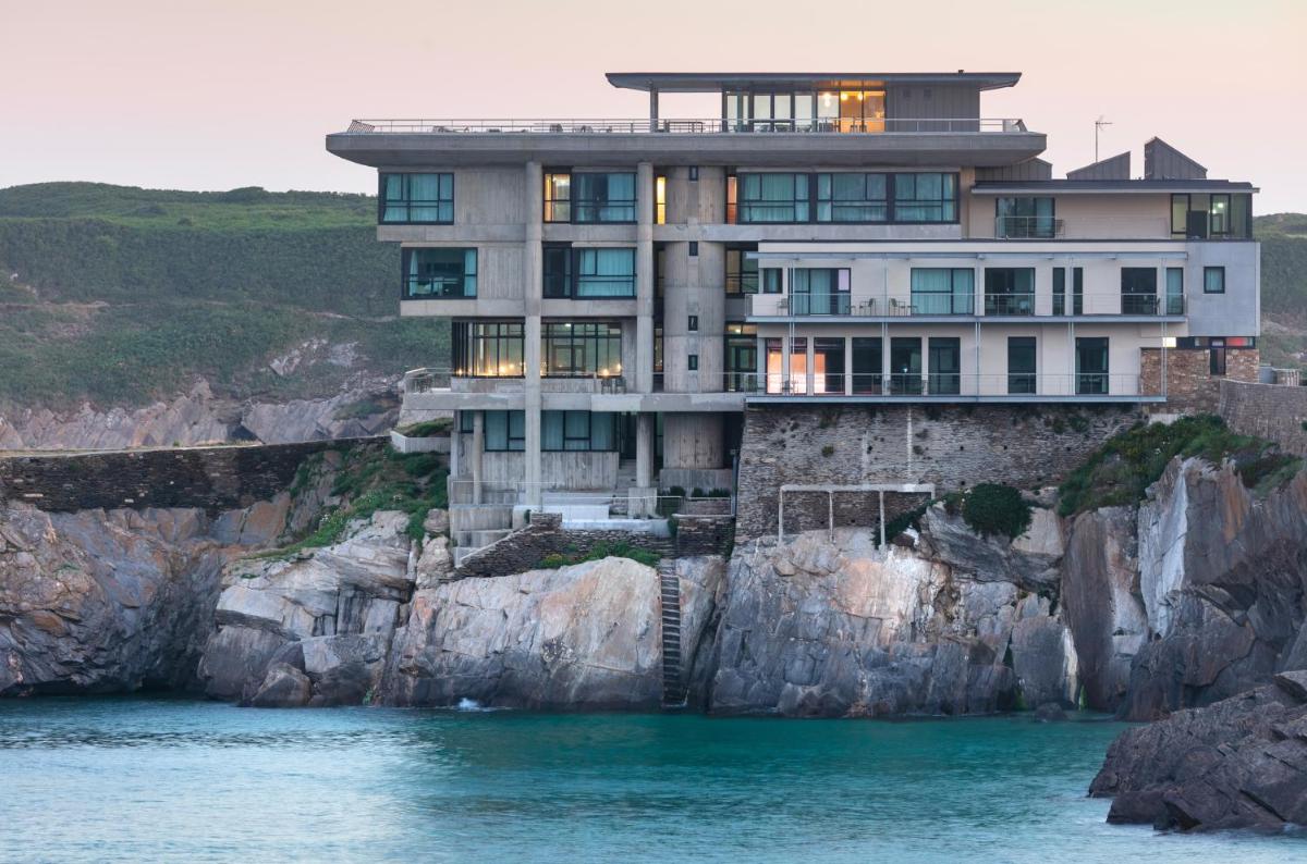 une maison sur une falaise à côté de l'eau dans l'établissement Sainte-Barbe Hotel & Spa Le Conquet - MGallery Collection, au Conquet