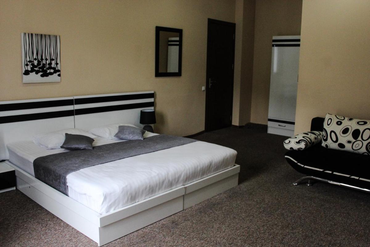 Hotel Diplomat - Housity