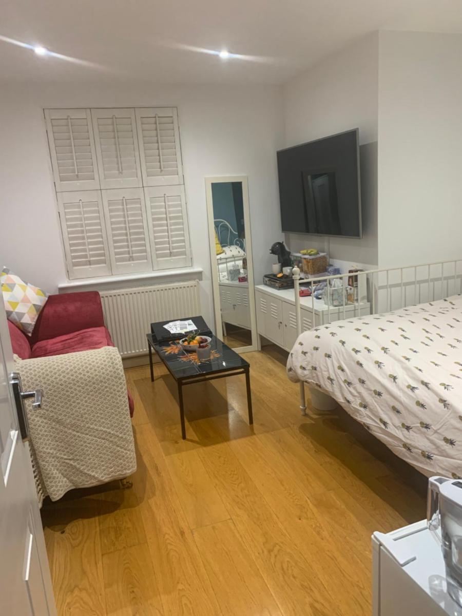 Stylish Modern Studio, Mock Georgian House, Heart of Trendy Hackney & London - Housity