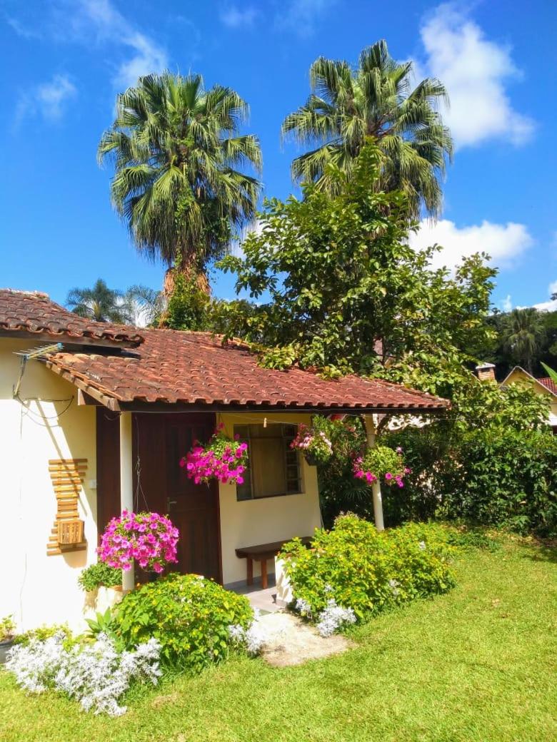 Kitnet Penedo - Housity