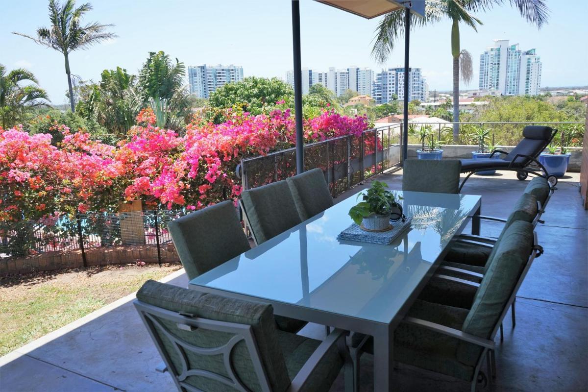 Villa with Views & Pool - Housity