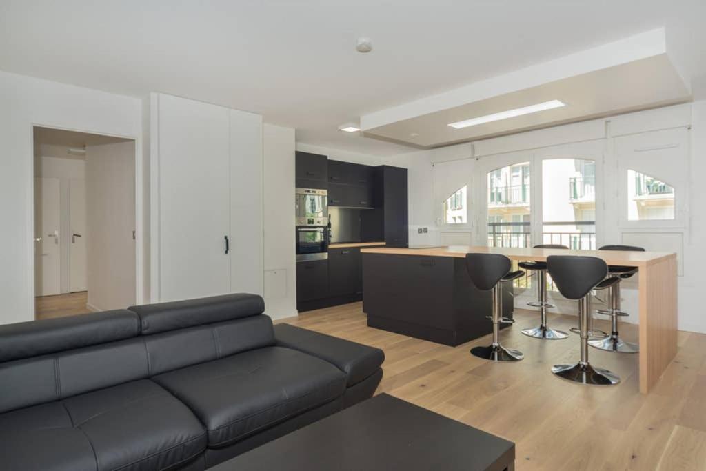 LOVELY APARTMENT CLOSE TO A BIG SHOPPING MALL - Housity