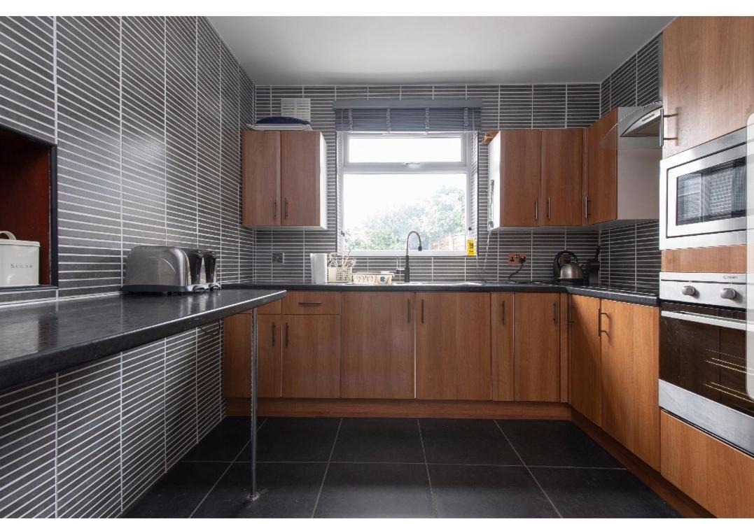 Spacious Bungalow in Romford with parking - Hizvo