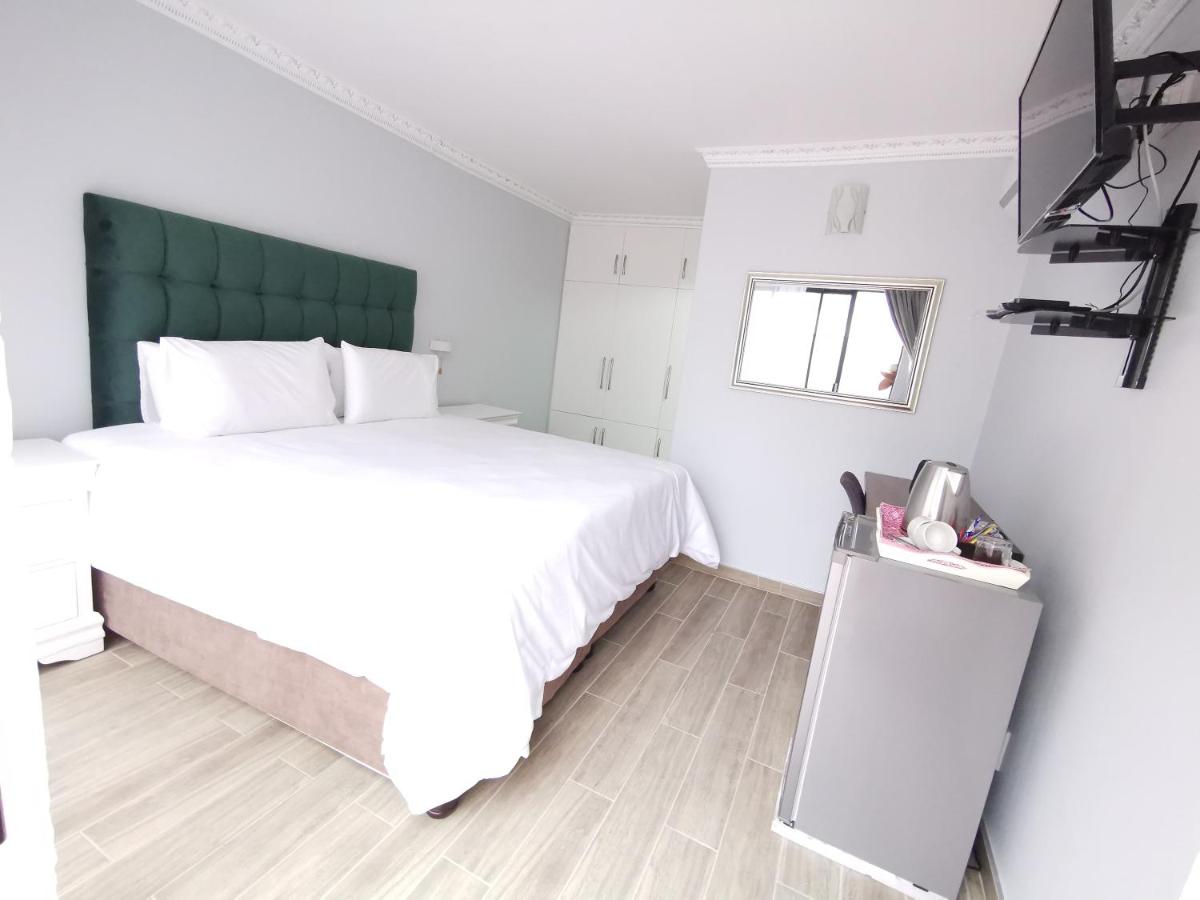 Suitetrails - Lucolo Palace B&B - East London