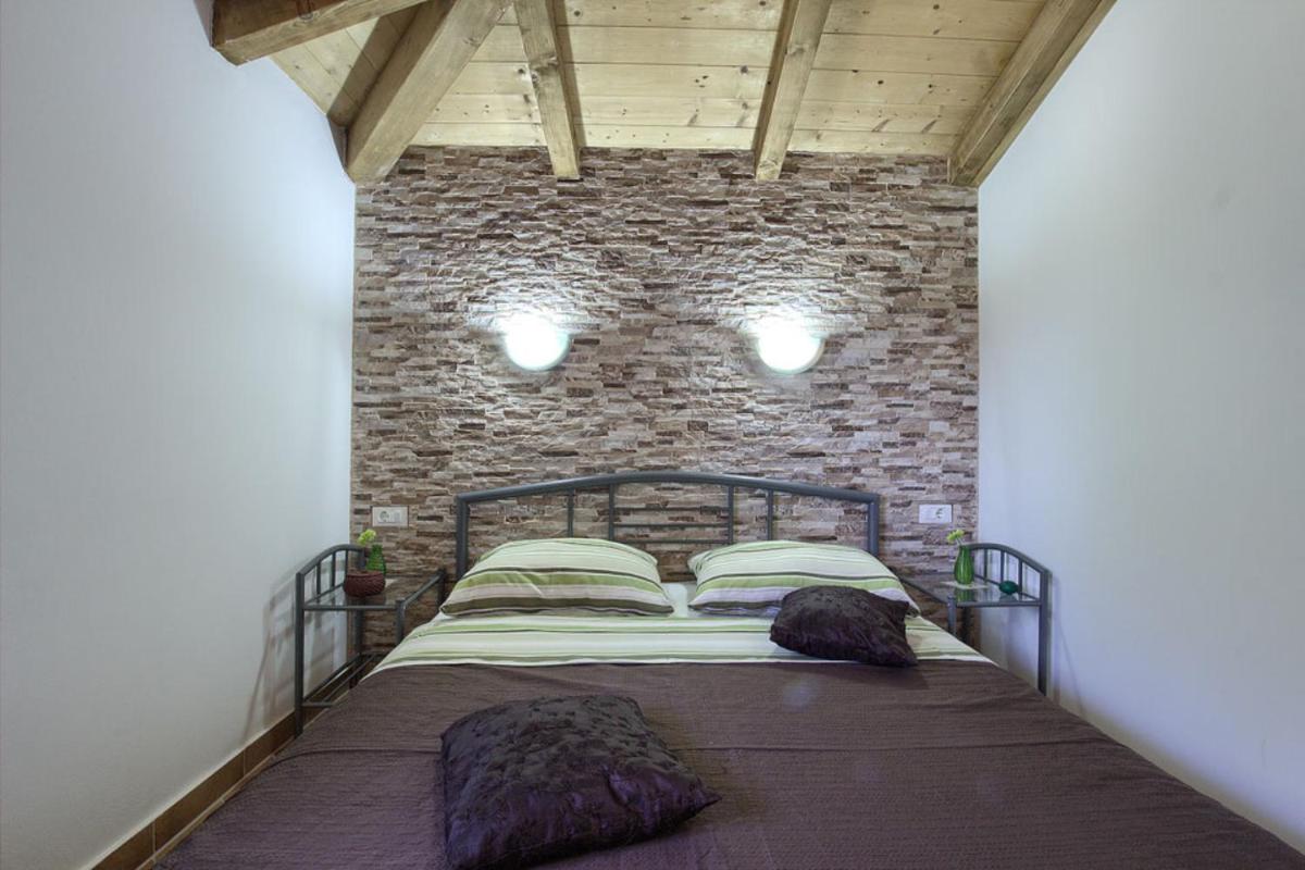 Charming villa Nera with pool and hydromassage near the beach - Housity