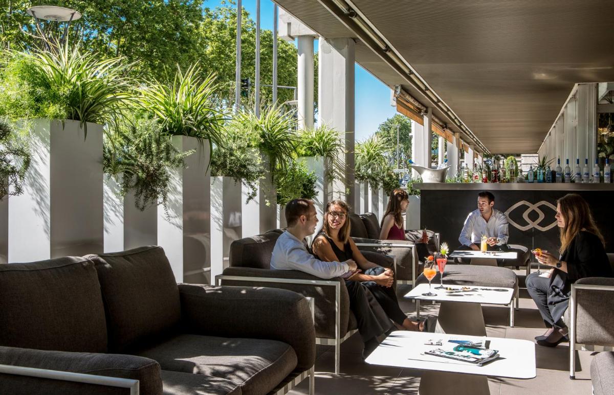 un groupe de personnes assises dans un restaurant dans l'établissement Sofitel Lyon Bellecour, à Lyon