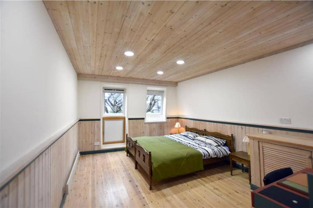 Unique, perfectly located town centre house - Housity