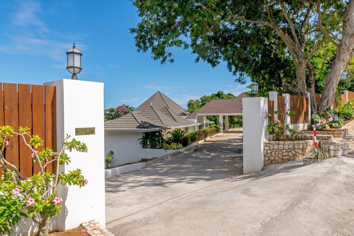 Magnificent 5-Bedroom Estate Villa, Sleeps 12 - Hizvo