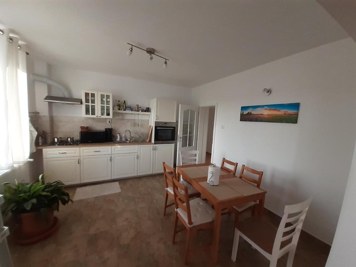 Casa Reds - Housity