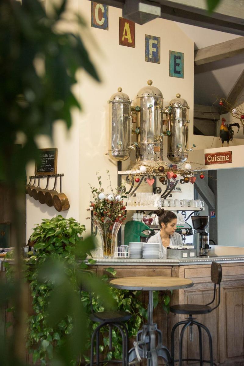 un homme assis à un comptoir dans une cuisine dans l'établissement Hôtel-Spa Le Saint Cirq, à Tour-de-Faure