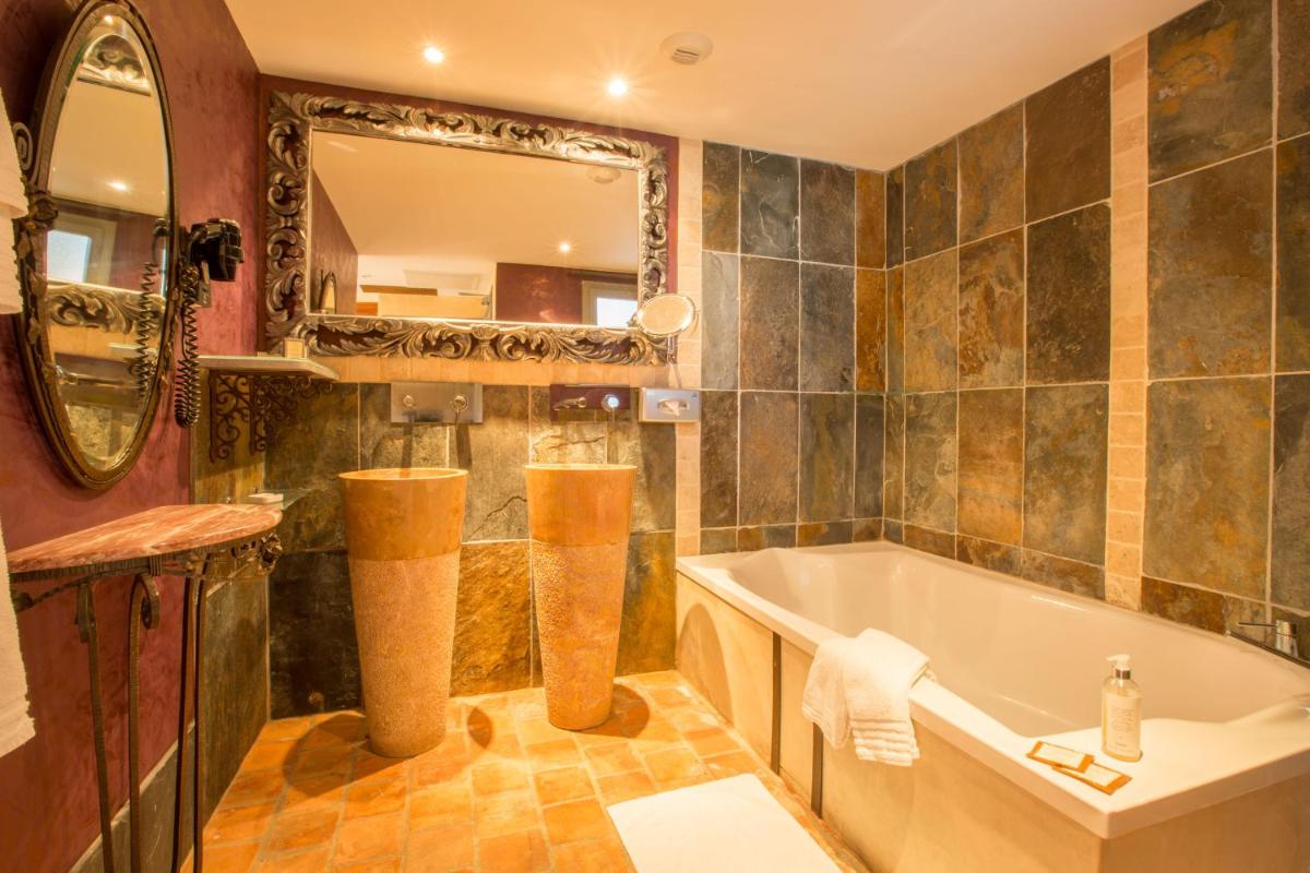 Salle de bains dans l'établissement Hôtel-Spa Le Saint Cirq