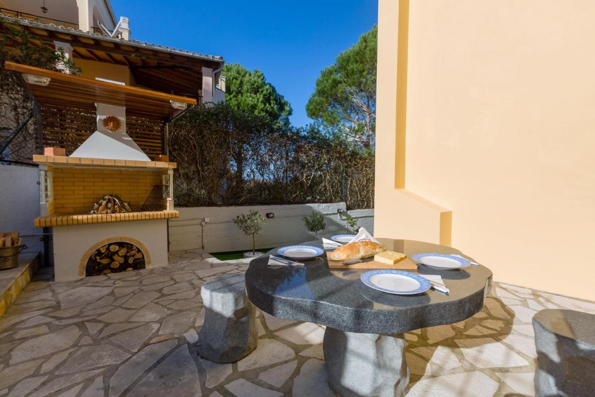 Louisa's Summer House - Housity
