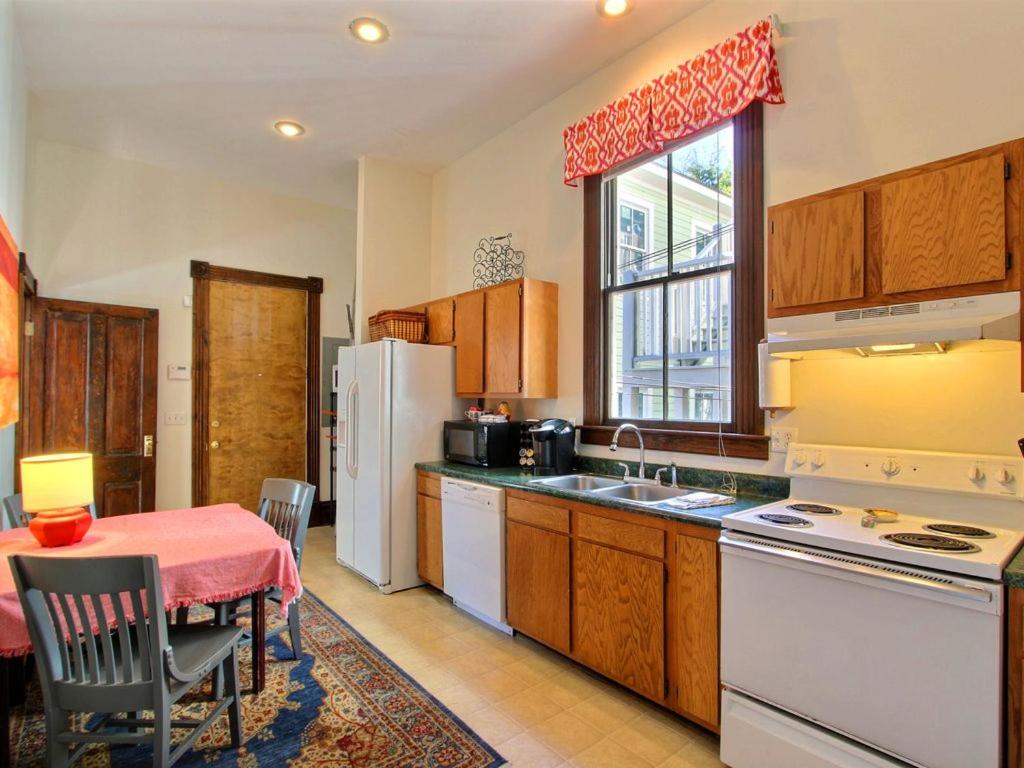 Big Blue House - Near Forsyth Park - Lower Unit - Housity