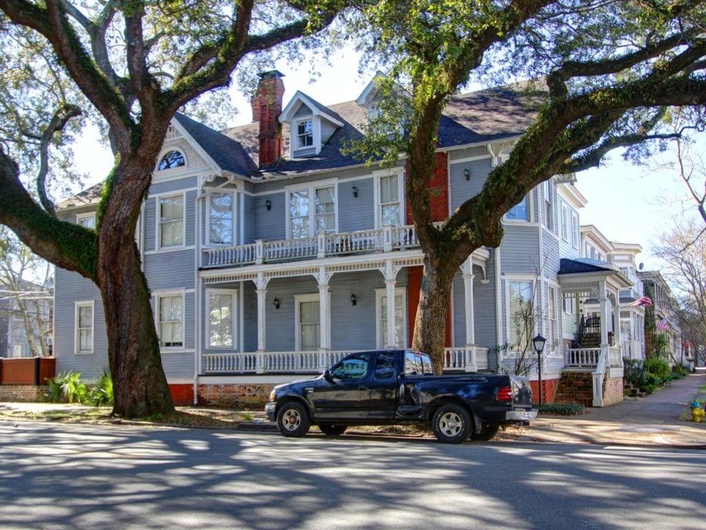 Big Blue House - Near Forsyth Park - Lower Unit - Housity
