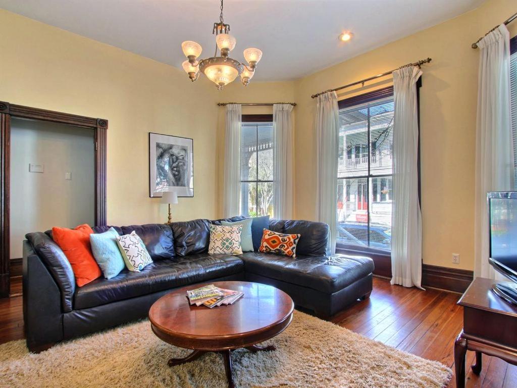 Big Blue House - Near Forsyth Park - Lower Unit - Housity