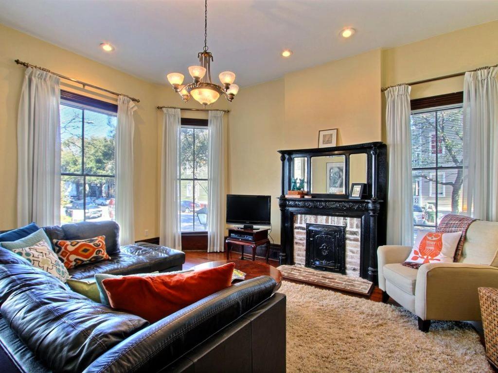 Big Blue House - Near Forsyth Park - Lower Unit - Housity