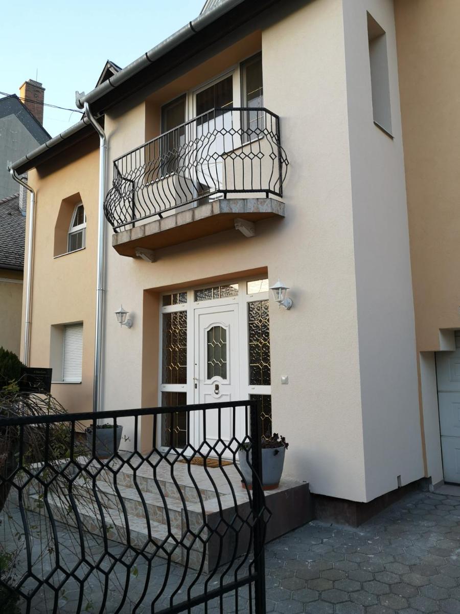 Hotello Apartmanház és Panzió - Housity