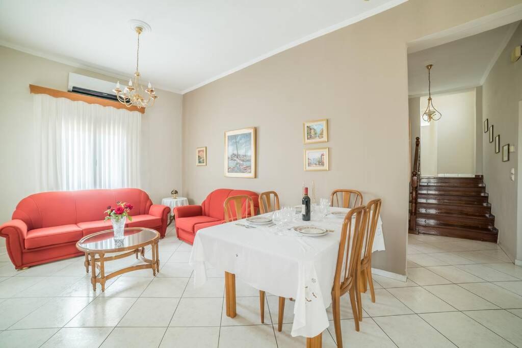 Family House with Garden - Housity