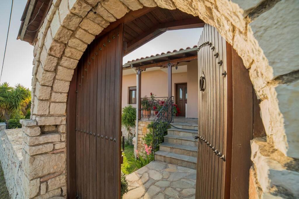 Family House with Garden - Housity