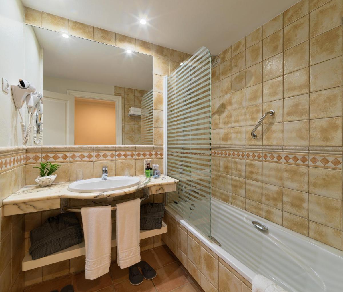 Un baño de H10 Playa Esmeralda - Adults Only