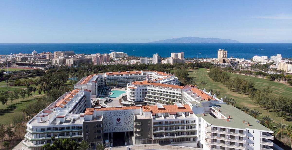Una vista aérea de un resort y el océano. en Gara Suites Golf & Spa, en Playa de las Américas