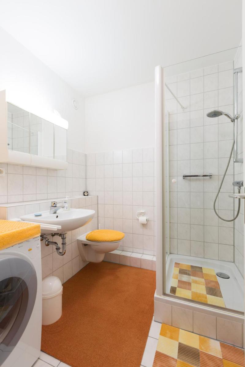 ZV2001 Private Apartments & Rooms near Exhibition Ground (room agency) - Housity