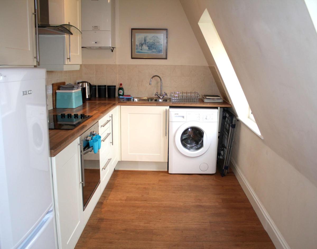 Cotswolds Valleys Accommodation - Exclusive use character one bedroom family holiday apartment - Housity