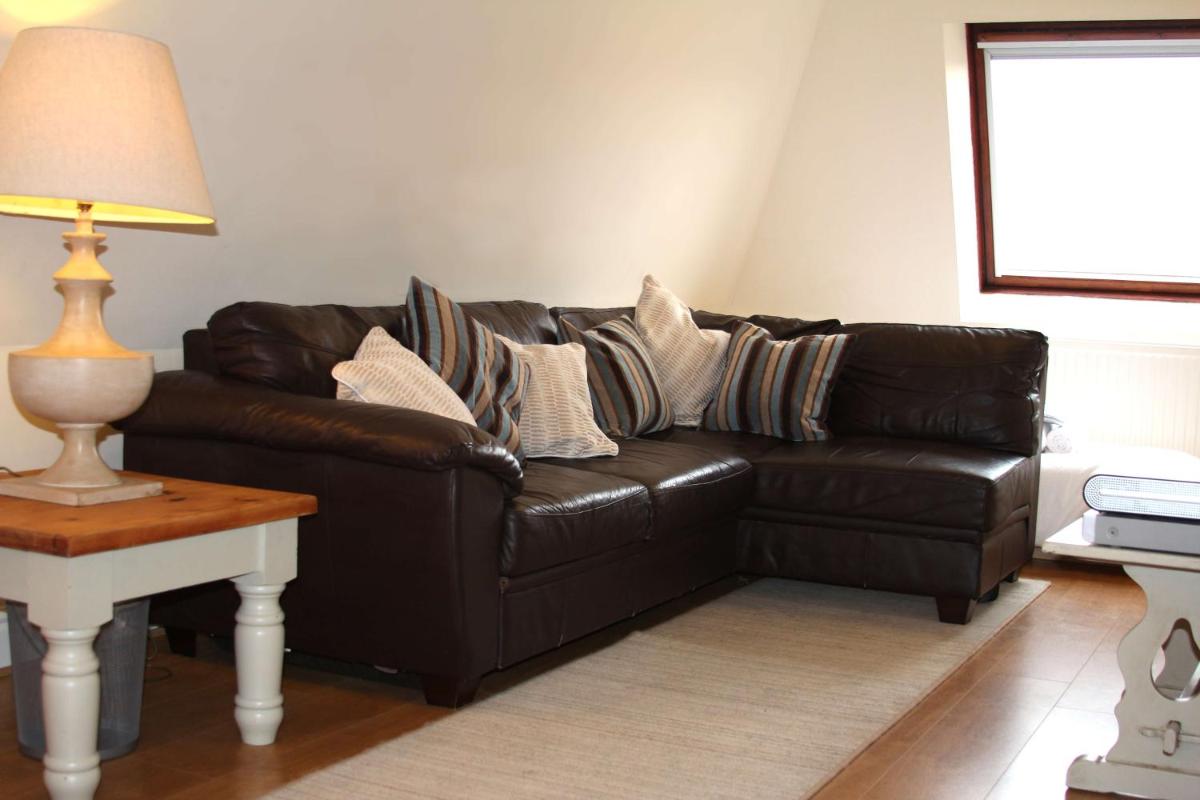 Cotswolds Valleys Accommodation - Exclusive use character one bedroom family holiday apartment - Housity
