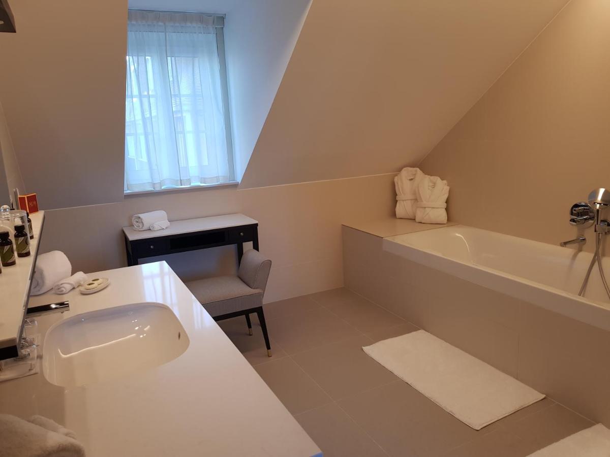 Salle de bains dans l'établissement Château Saint-Jean, Relais & Châteaux