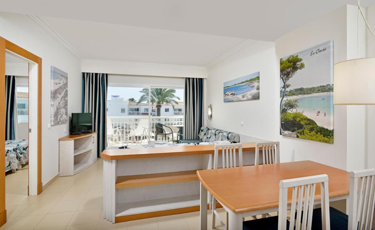 Una televisión o centro de entretenimiento en Aparthotel Isla de Cabrera