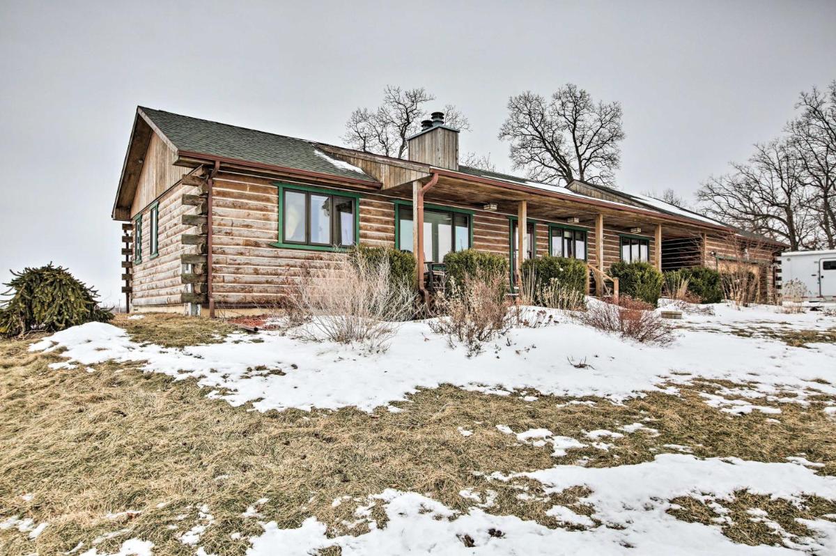 Updated Cabin on 7 Acres - Day Trip to Lake Geneva - Housity